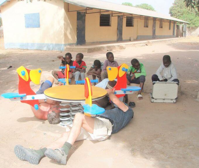 Vippe til børn i Gambia